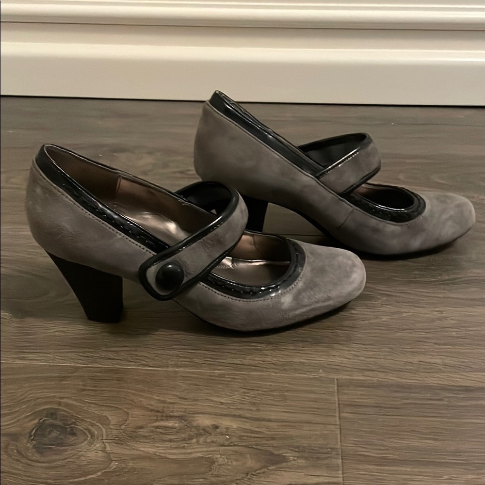 Women’s Naturalizer Gray Slip On Suede 3 inch Heels w/ Black Trim, Size 7M